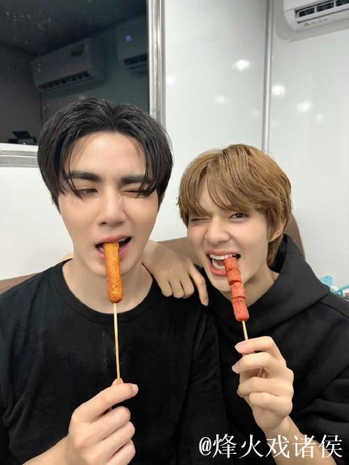 韩国乐队Nerd Connection贝斯手朴宰贤跟Peanut合照：Legend