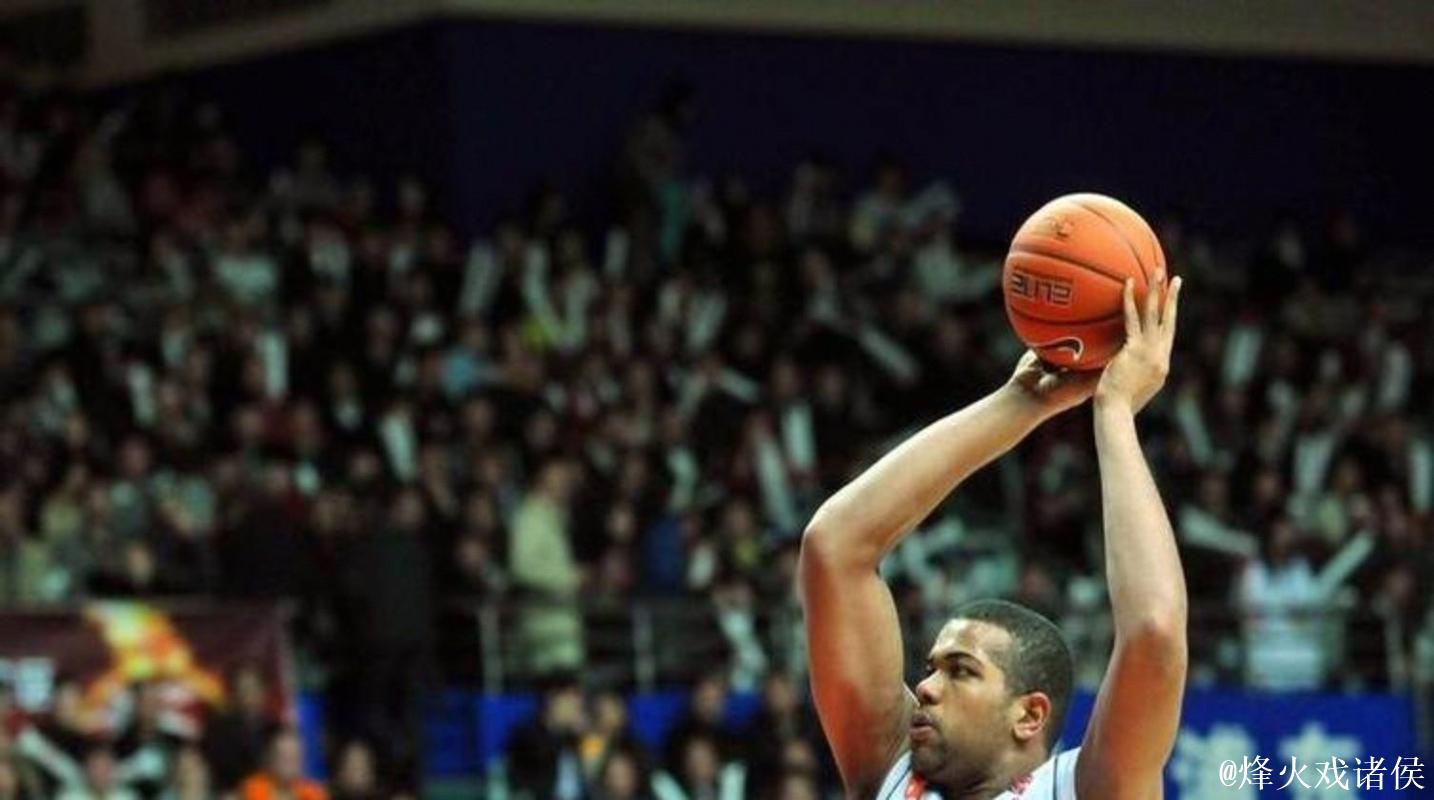 上海男篮裁掉外援，真不是他技术差，管理层私下曝嫌他直播比训练用心，职业态度才是硬通货